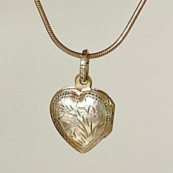 IB# Beautiful Dainty Heart Locket Necklace - Picture 7 of 11
